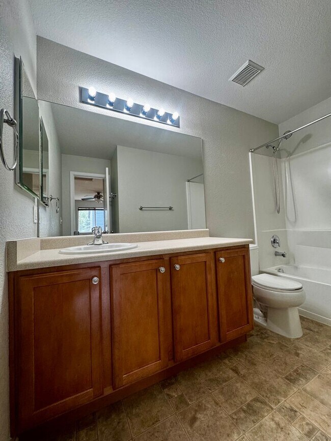 Building Photo - 3 Bedroom Home with Basement in Stetson Hills