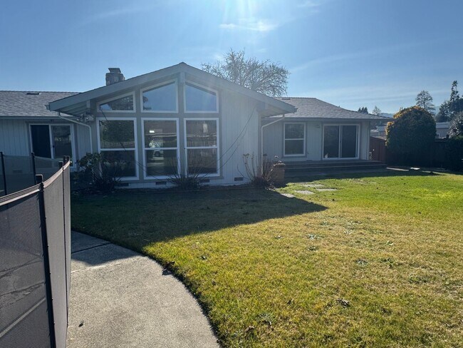 Building Photo - VAILABLE NOW! G O R G E O U S Single Story 3 Bed 2 Bath with Pool