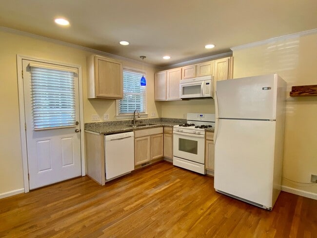 Building Photo - Adorable 2BR 1BA in Five Points - Applicat...