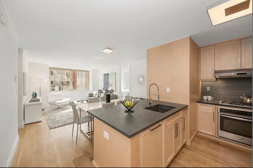 Building Photo - 121 E 39th St
