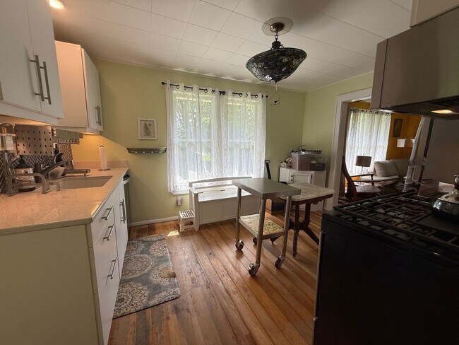 Building Photo - 2 Bedroom Home Available August 2026