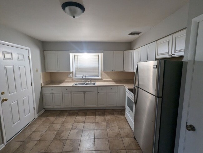 Building Photo - 8039-8041 W Beckett Ave