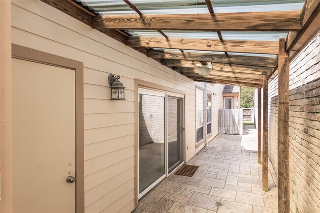 Building Photo - 910 Fleetwood Pl Dr