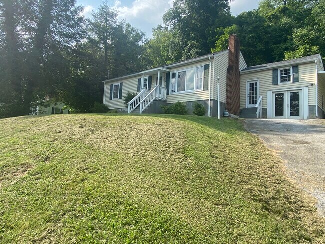 Building Photo - 776 Valley Dr