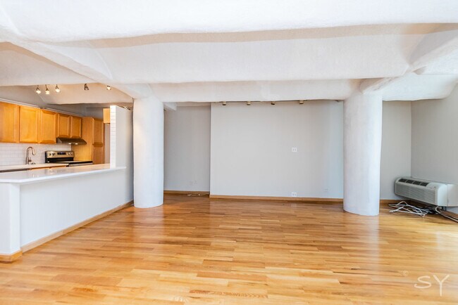 Building Photo - 345 N Canal St