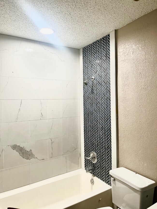 Building Photo - 704 Long Ct