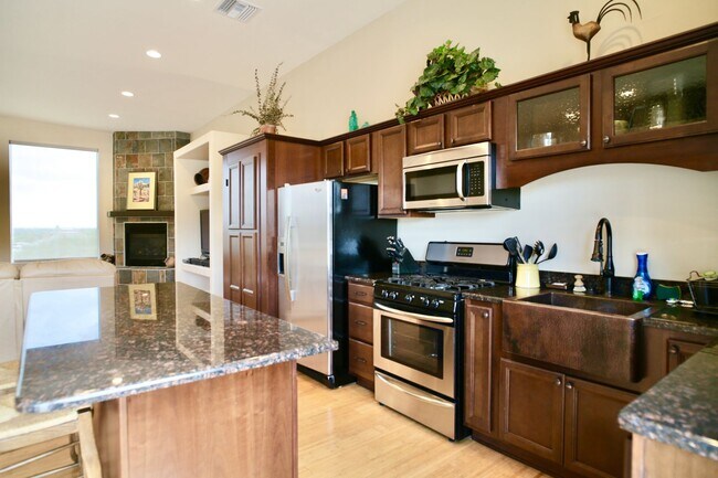 Building Photo - Mountain and City Views from this Furnishe...