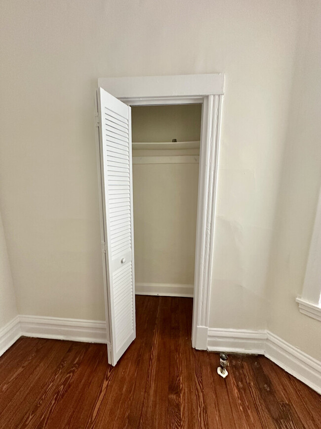 Building Photo - 1311 W Foster Ave