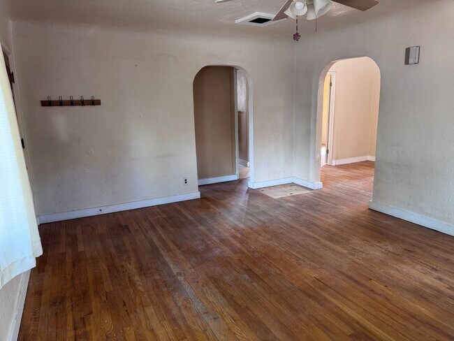 Building Photo - 2 Bedroom, 1 Bathroom Home near Nob Hill/UNM/UNMH