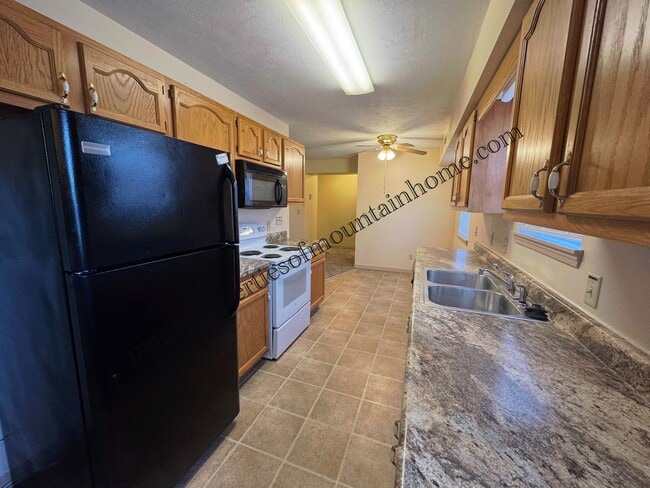 Building Photo - 1218/1220 Ridgecrest