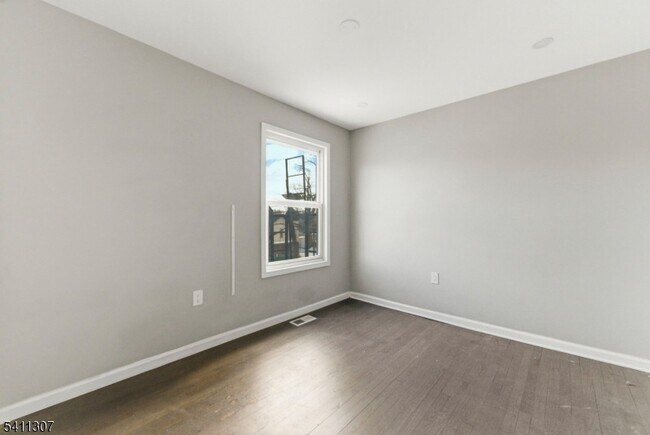 Building Photo - 467-469 Summer Avenue Unit 2