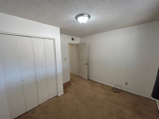 Building Photo - 570 N Villa Nueva Dr