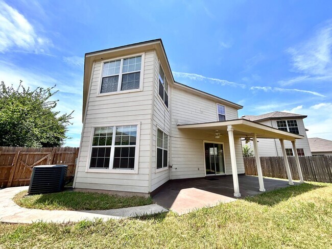 Building Photo - Spacious 4/BR 2.5/BA Home with Large Fence...