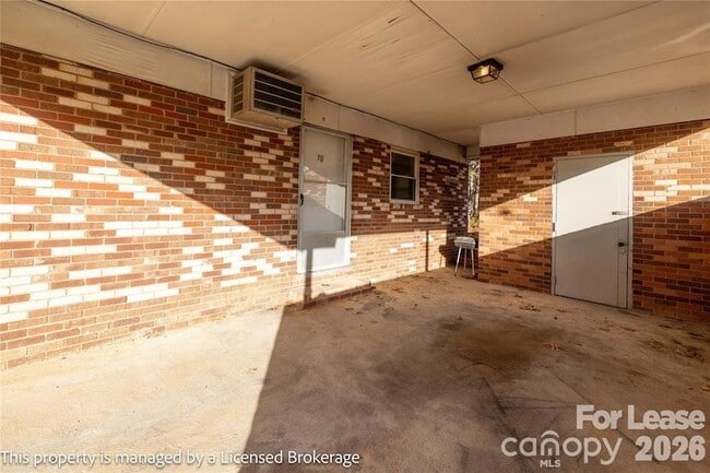 Building Photo - 213 Roslyn Rd