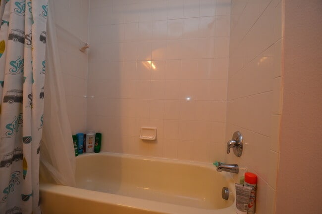 Building Photo - Large, End Unit 5B/3.5B Townhome - Gated Community, Heritage Commons