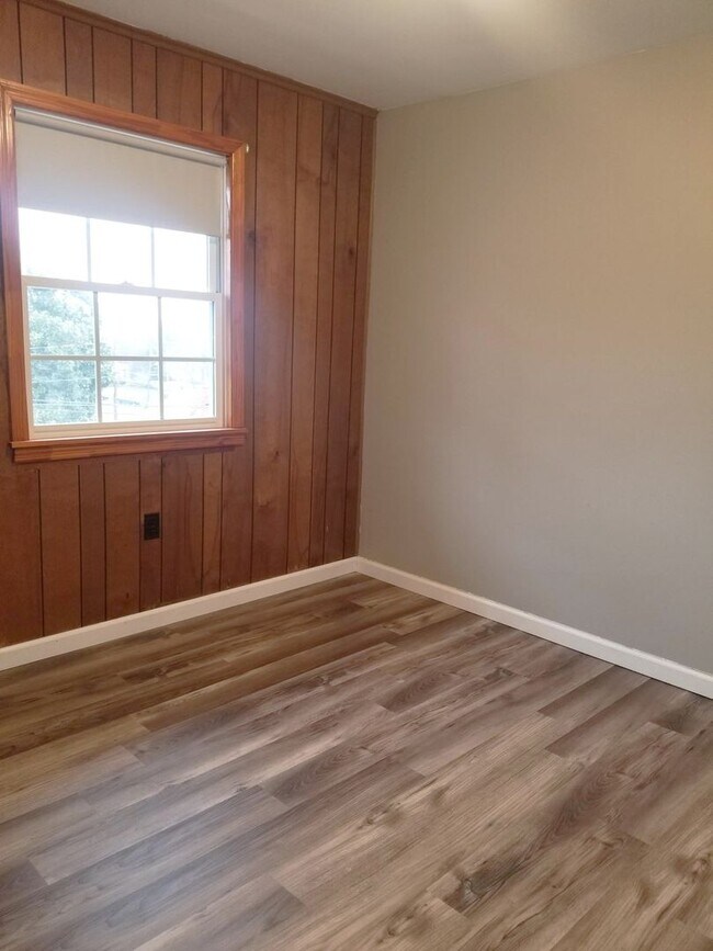 Building Photo - 206 Norwood Dr