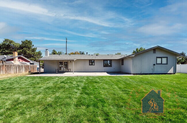 Building Photo - 2443 S Five Mile Rd