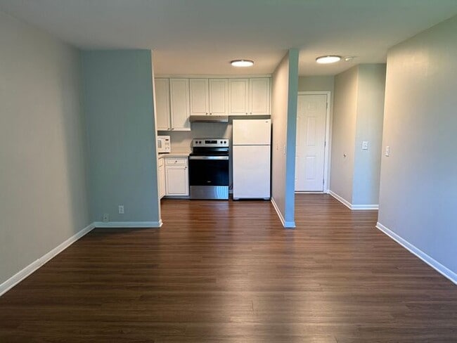 Building Photo - Remodeled 1 Bedroom Apartment!!!  Walk to the Square or Steps from Sumner Regional Hospital