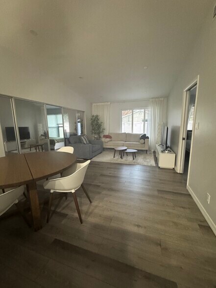 Building Photo - 5482 Lakewood Cir S