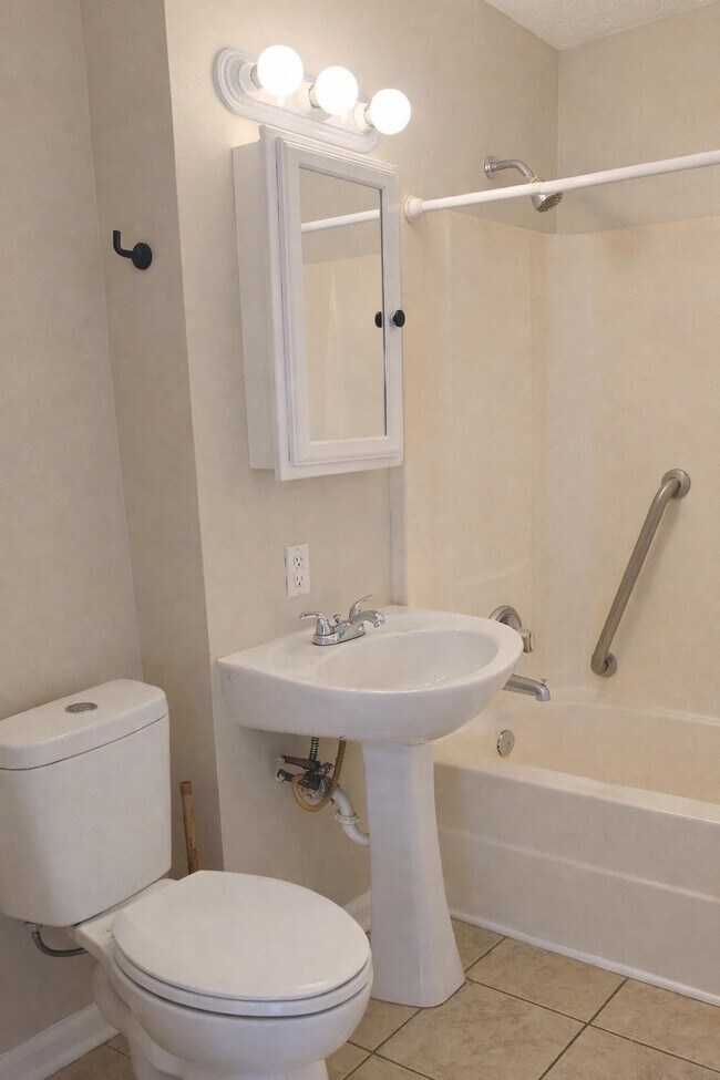 Building Photo - 811 17th Ave