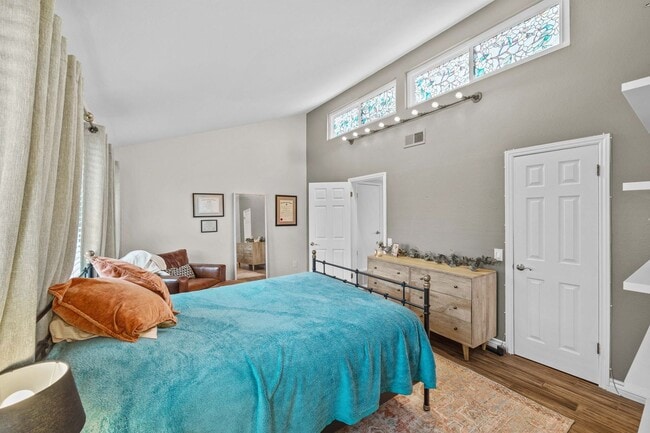 Building Photo - Large townhome in Huntington Beach!