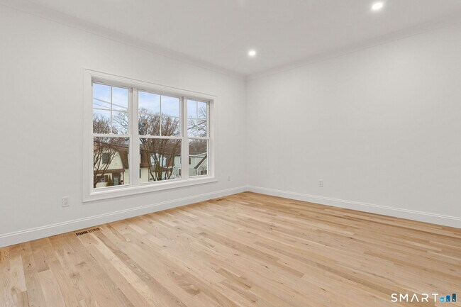 Building Photo - 108 New England Ave