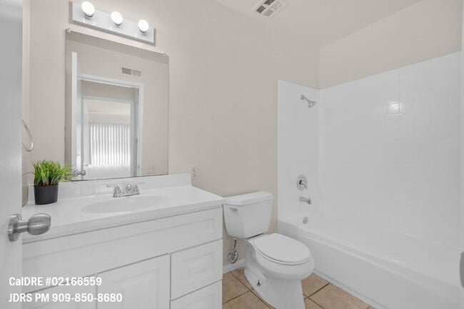 Building Photo - Walnut 3 Bedroom Townhouse