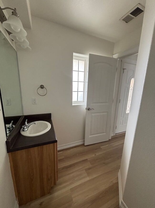 Building Photo - 4 Bedroom 3.5 Bath Townhouse Near Dell Range Blvd.