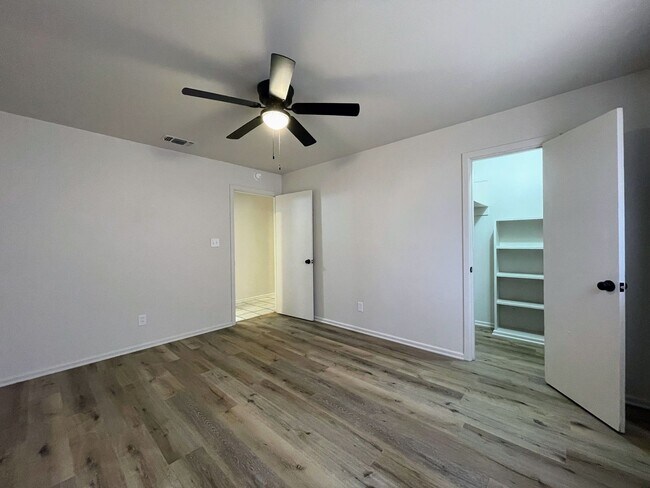 Building Photo - Cozy?Charm Meets Modern Luxury – Your Perfect Lamesa Retreat!