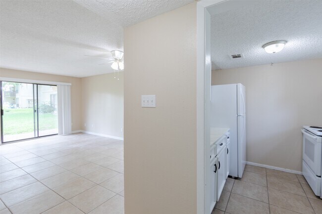 Building Photo - 15919 Golf Club Dr