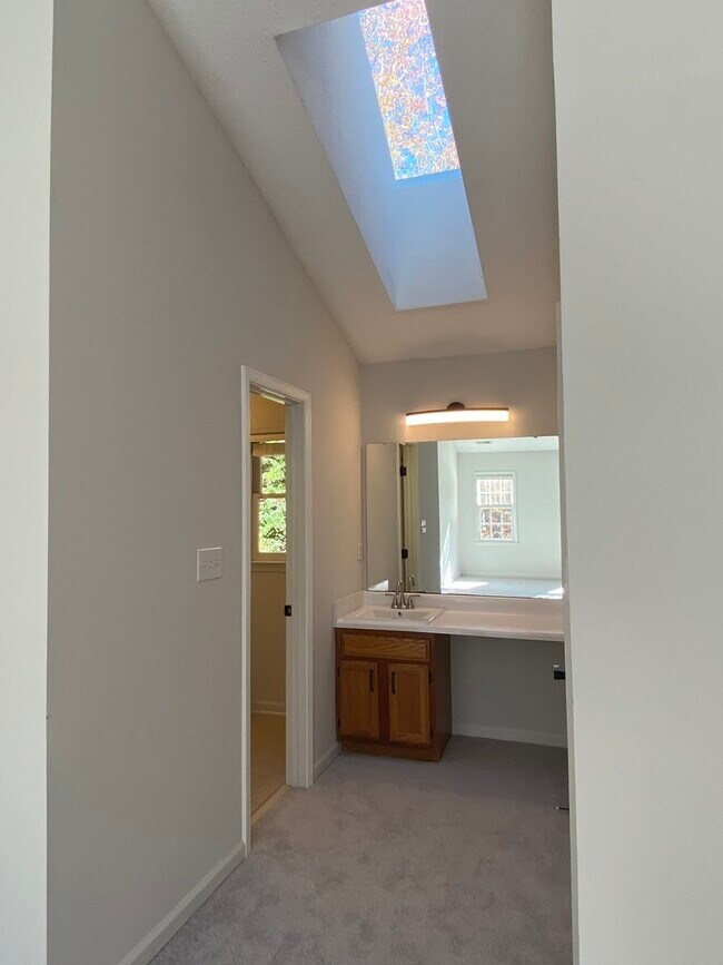 Building Photo - 118 W Skyhawk Dr