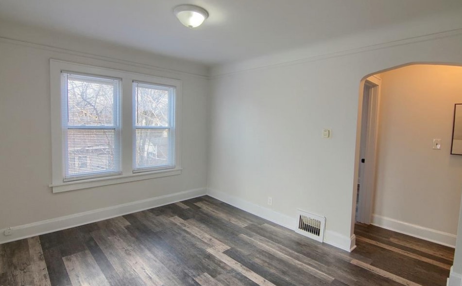 Building Photo - 372 W Bennett Ave