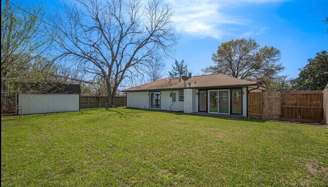 Building Photo - 5502 Hewitt Dr