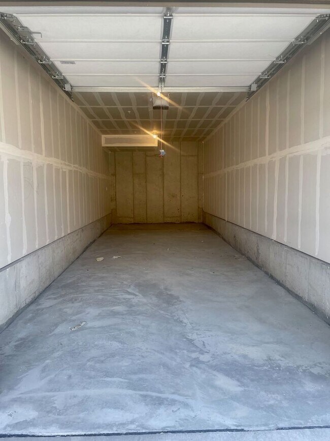 Building Photo - MODERN LUXURY 2BD/2BA/2CAR CONDO in Briargate