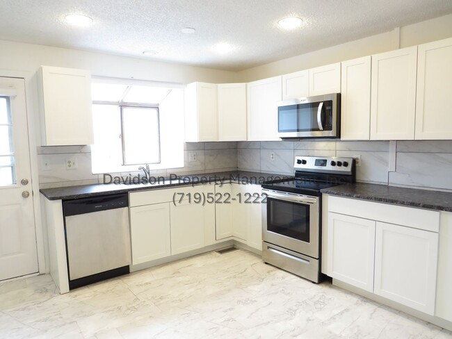 Building Photo - Cozy 2 Bedroom Condo in Rockrimmon