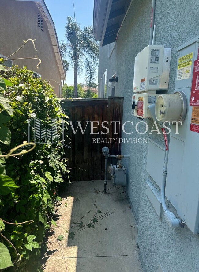 Building Photo - Bright & Spacious 4-Bed Townhome in Prime ...