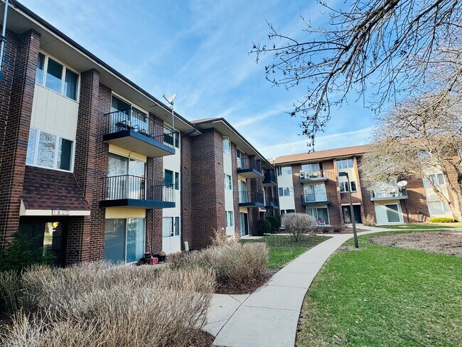 Building Photo - 5S070 Pebblewood Ln