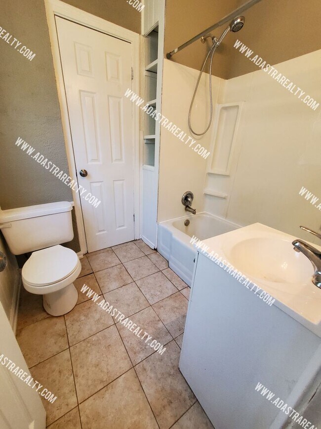 Building Photo - Remodeled 2 Bedroom Raytown Home w/Potenti...
