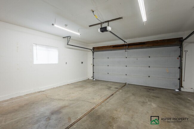 Building Photo - New Renovated 2 Bed 2 bath Townhome