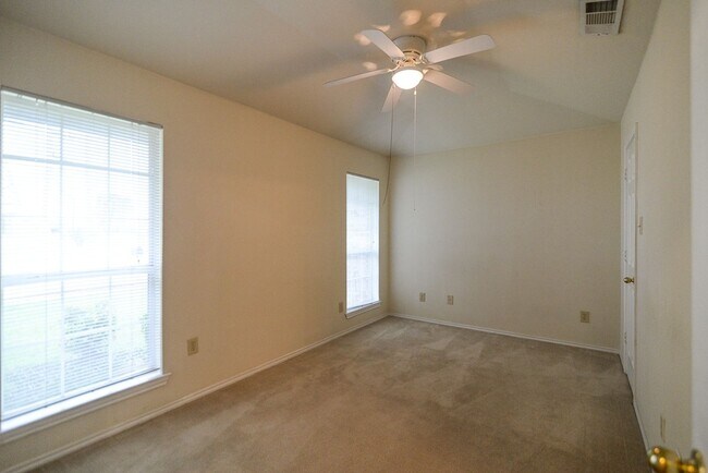 Building Photo - Spacious 2 Bedroom, 2 Bath Duplex – Over 1...