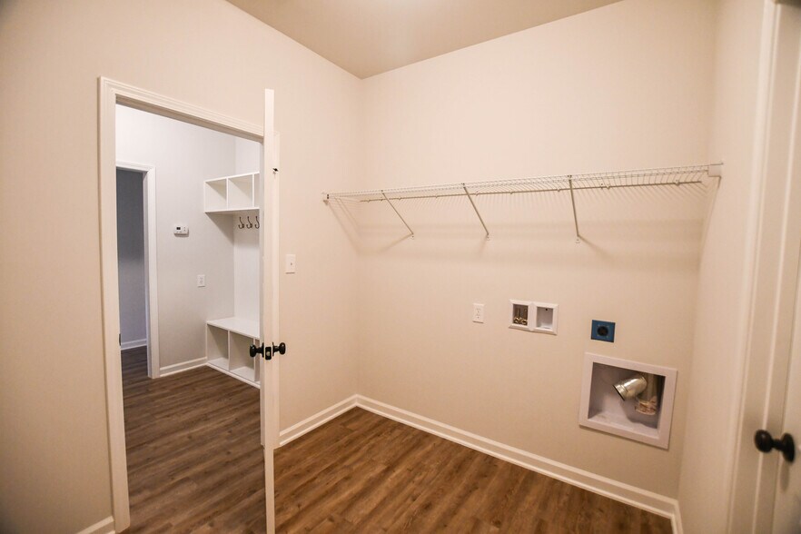 Building Photo - 163 Kingswood Dr