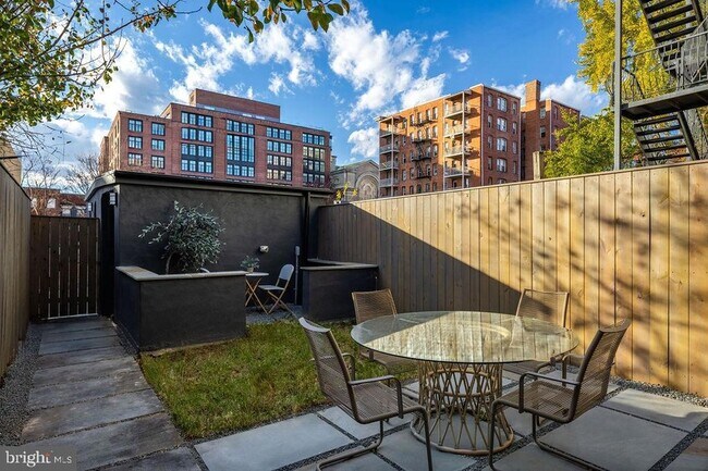 Building Photo - 2460 Ontario Rd NW