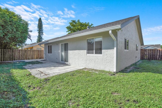 Building Photo - 10548 Boca Entrada Blvd