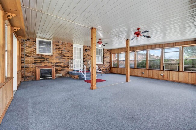 Building Photo - 2 Bedroom Dog Friendly Home For Rent With Large Bonus Room!