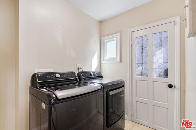 Building Photo - 2148 Prosser Ave