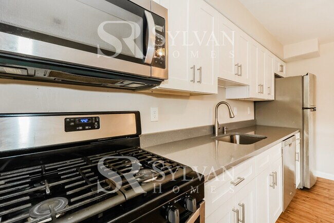 Building Photo - The living is easy in this lovely 3 bedroom