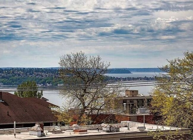 Building Photo - 4bd/4ba Townhouse in Queen Anne