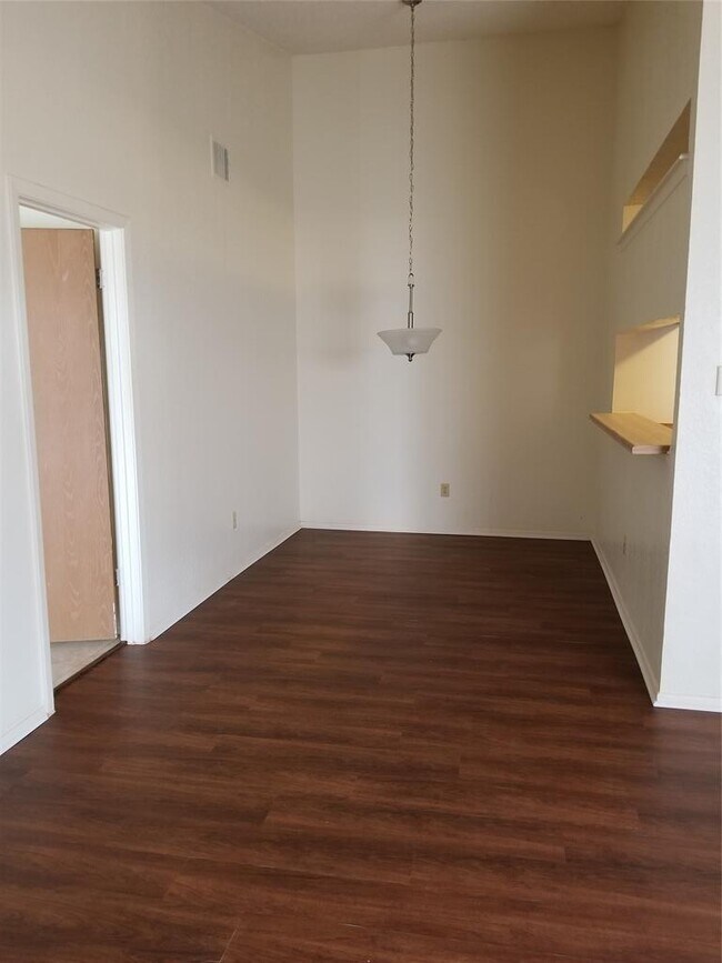 Building Photo - 740 Simonetti Dr