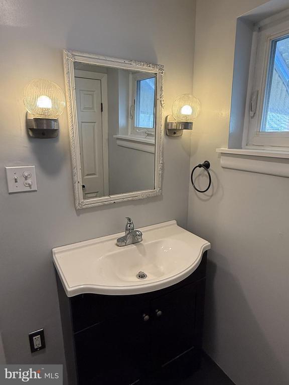 Building Photo - 347 Durfor St