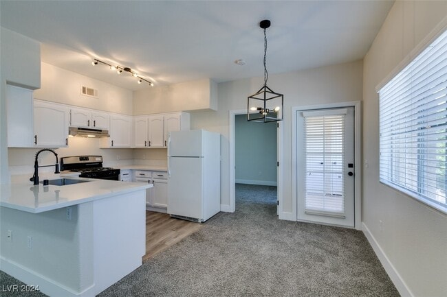 Building Photo - 3400 Cabana Dr